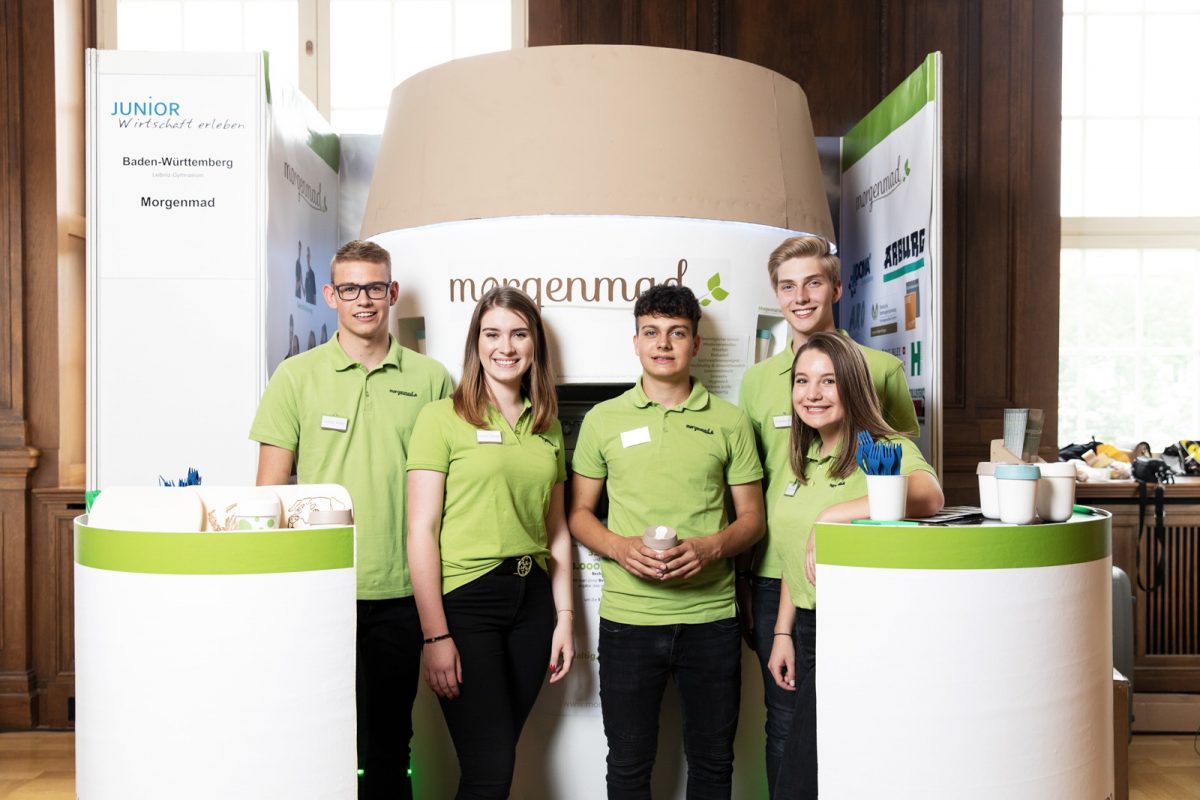 Fünf Schüler vor dem Messestand ihrer Schülerfirma morgenmad
