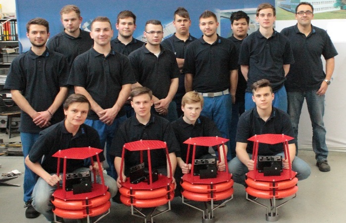 Gruppenfoto mehrer Schüler und ihres Lehrers