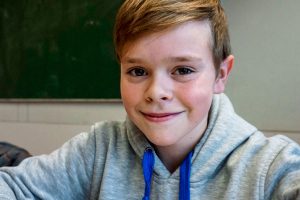 Ein Schüler lächelt in die Kamera